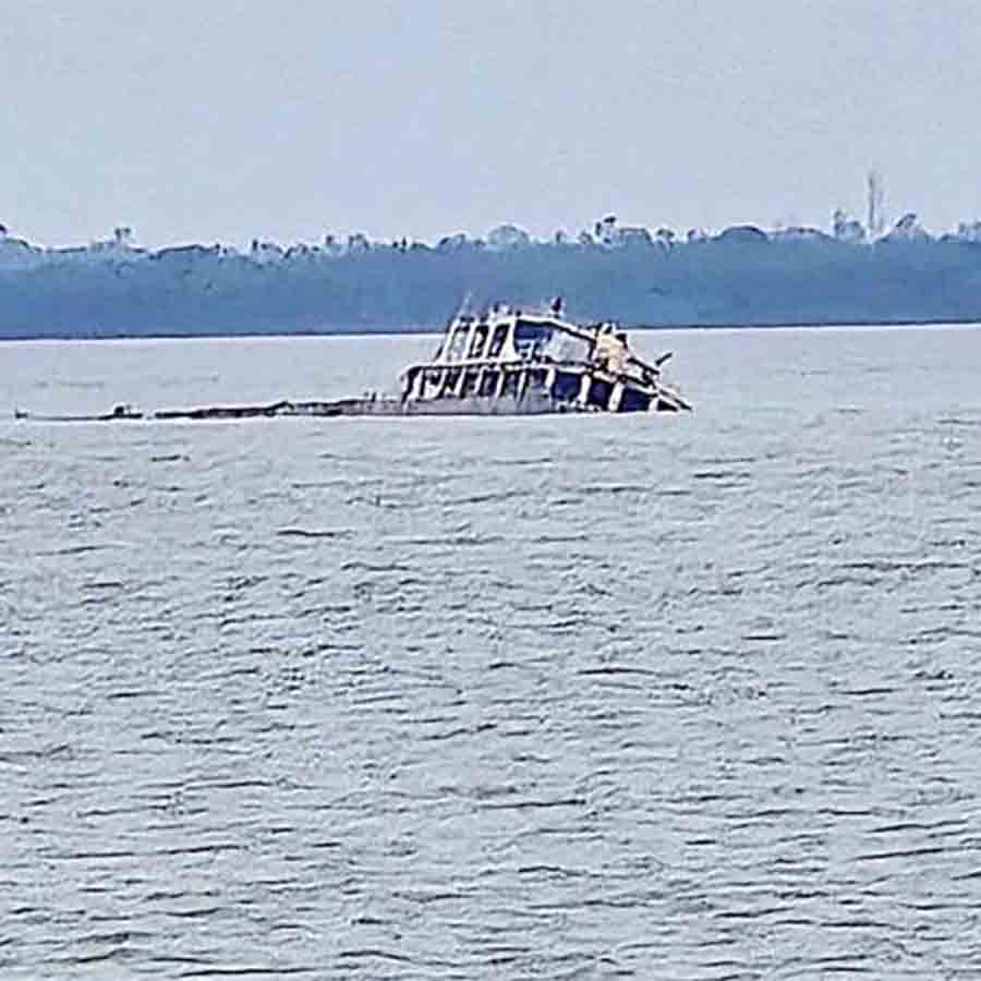 Bangladeshi Barge sunk at Muriganga which is polluting the water