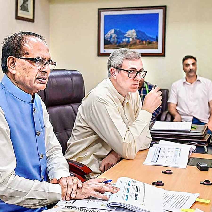 আলোচনা: শ্রীনগরের বৈঠকে নেতারা।