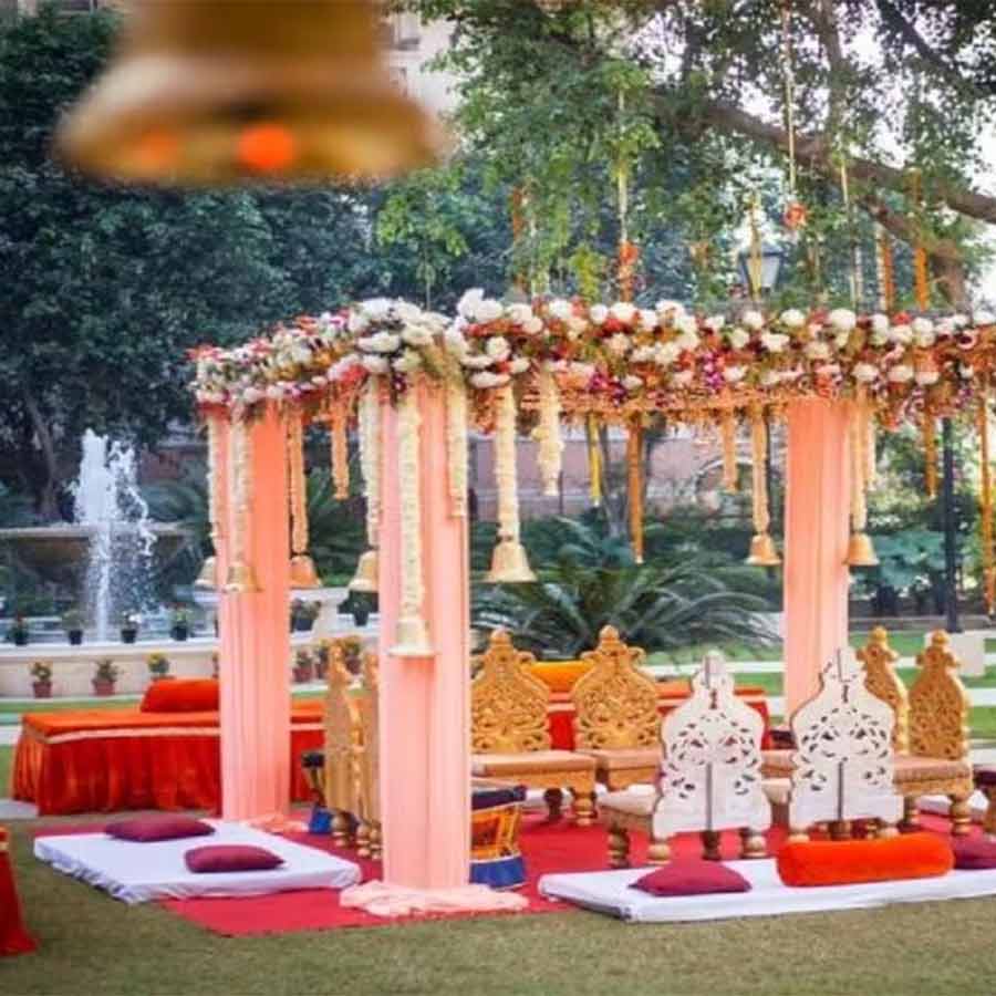 wedding ceremony was organized through advertising