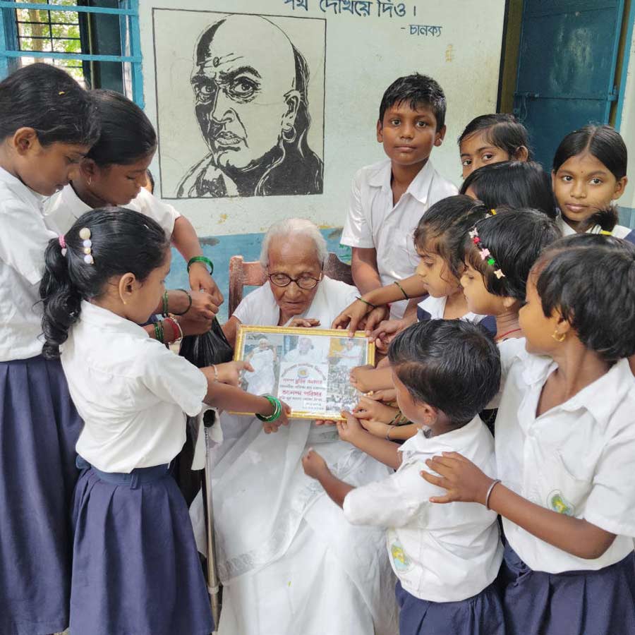 An old woman aged 103 years shared her stories and experience over the years to the school children in Nanoor