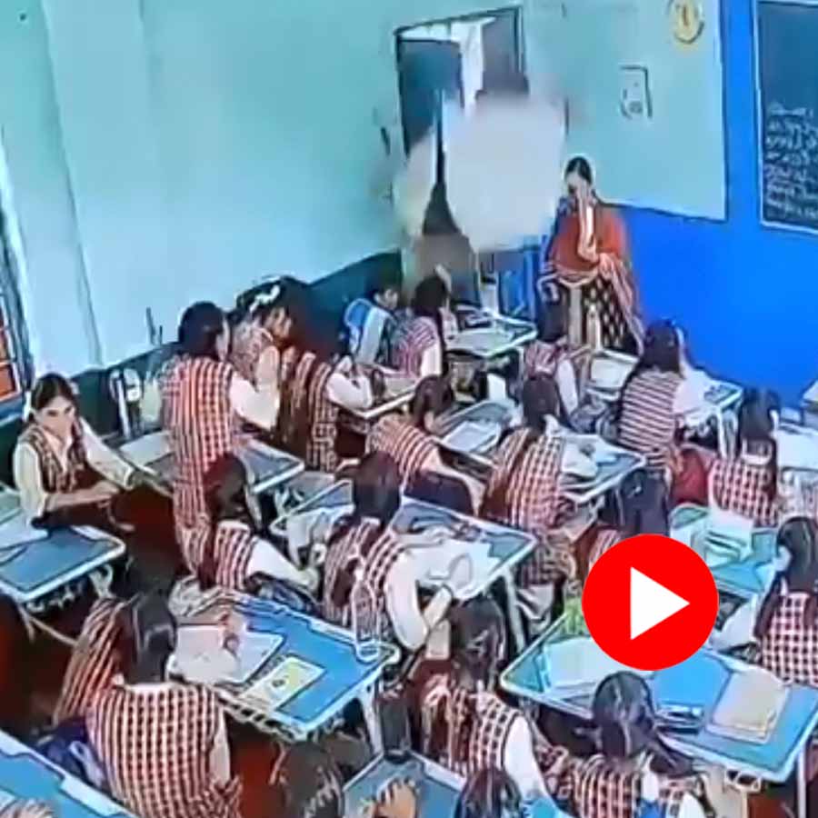 Video of roof collapsed while students are studying inside school in Bhopal goes viral dgtl