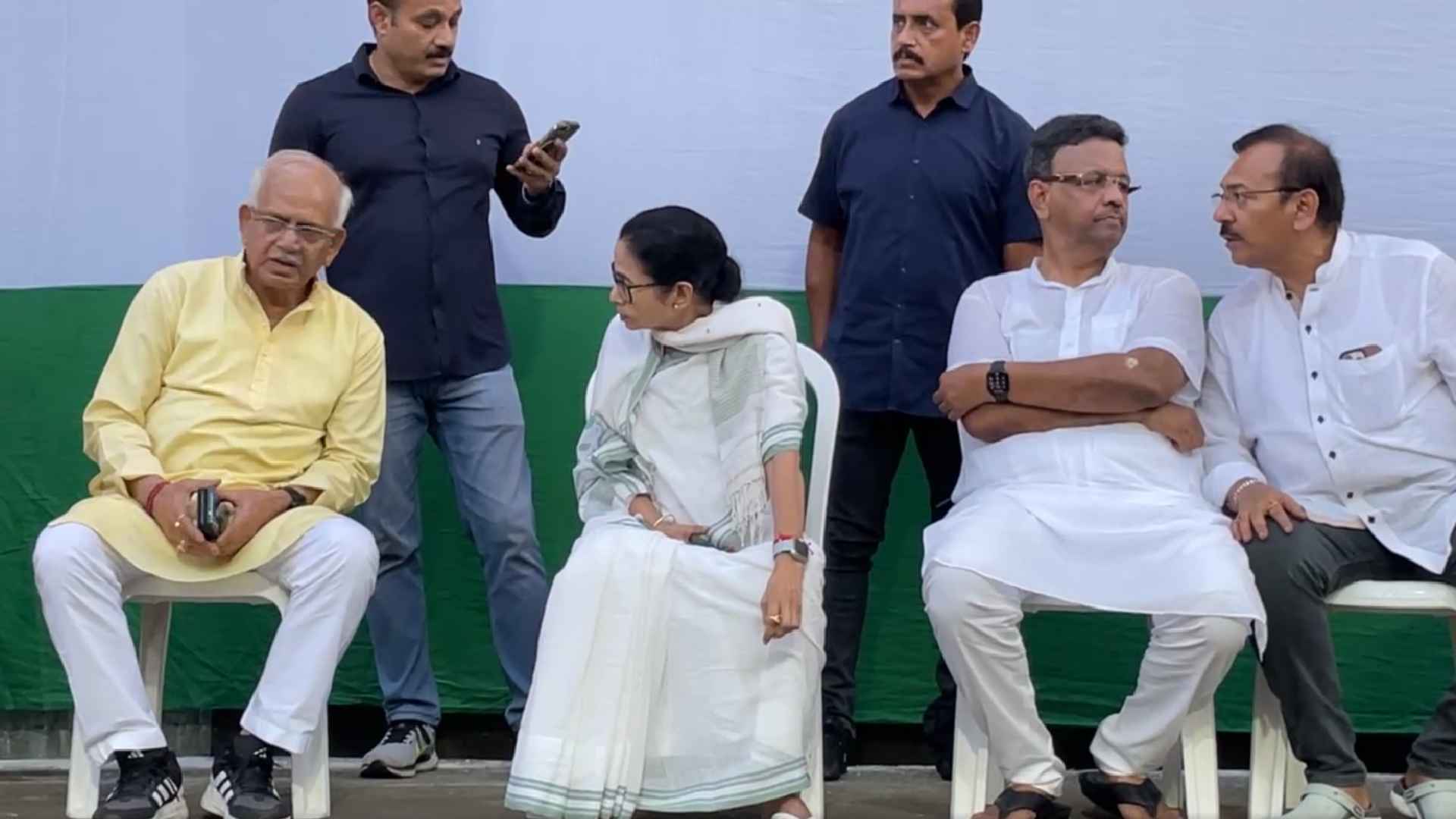 রবিবার ২১ জুলাইয়ের মঞ্চ পরিদর্শনে মমতা বন্দ্যোপাধ্যায়। তাঁর ডান পাশে শোভনদেব চট্টোপাধ্যায়। বাঁ পাশে ফিরহাদ হাকিম এবং অরূপ বিশ্বাস।