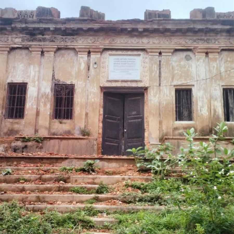 Samaj Bari of Kalna to lose its historical importance due to lack of maintenance