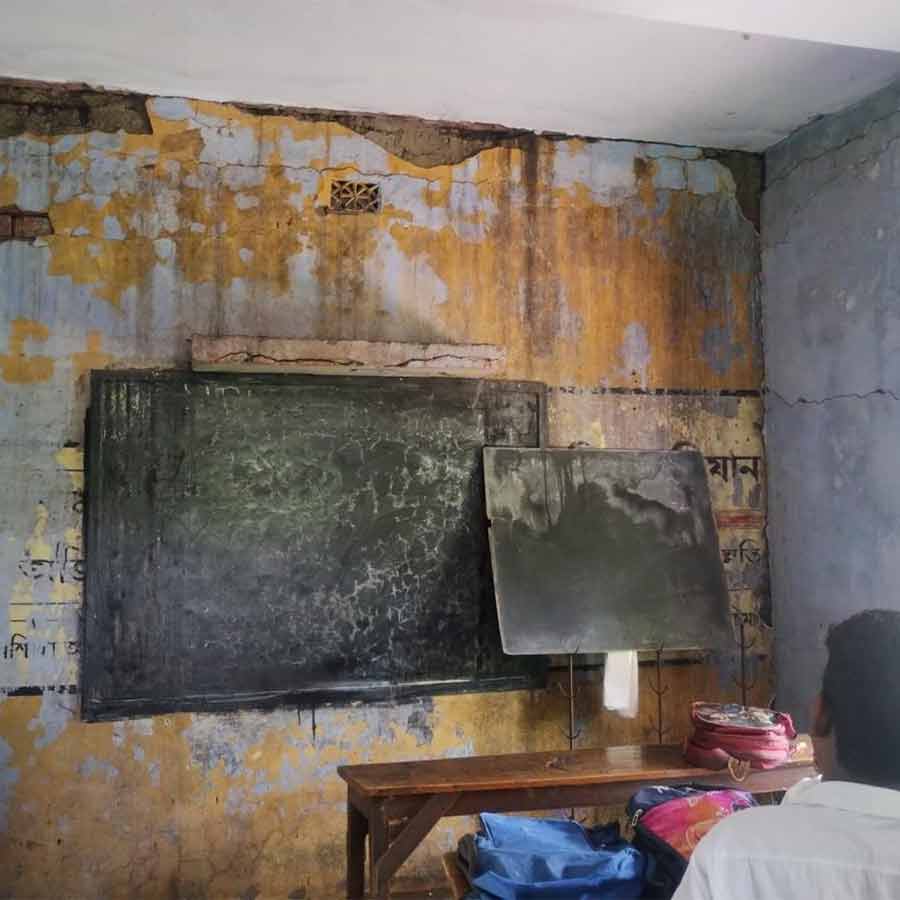 কাঁকসায় বেহাল শ্রেণিকক্ষ।