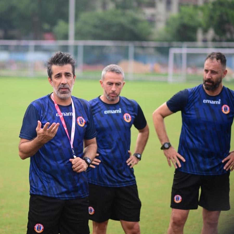 আলোচনা: ইস্টবেঙ্গলের অনুশীলনে অস্কার ও তাঁর সহকারীরা।