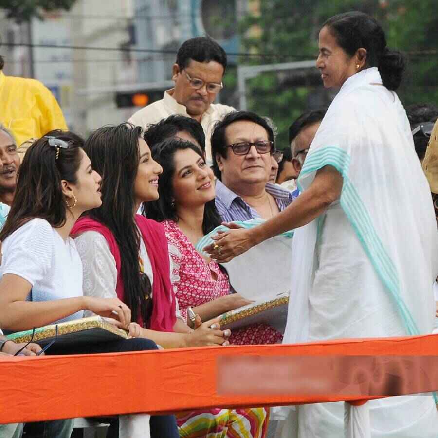 তারকারা এ ভাবেই প্রতি বছর মঞ্চ আলো করেন।