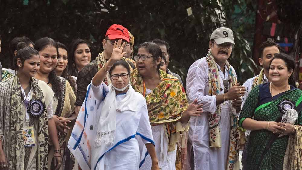 বৃষ্টিতে ভিজে ‘দিদি’র পাশে টলিউড।