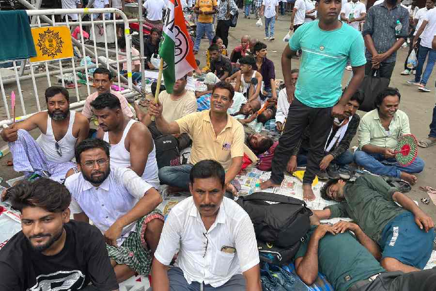 ২১ জুলাইয়ের মঞ্চের সামনে রাস্তায় বসে তৃণমূল কর্মী-সমর্থকেরা।