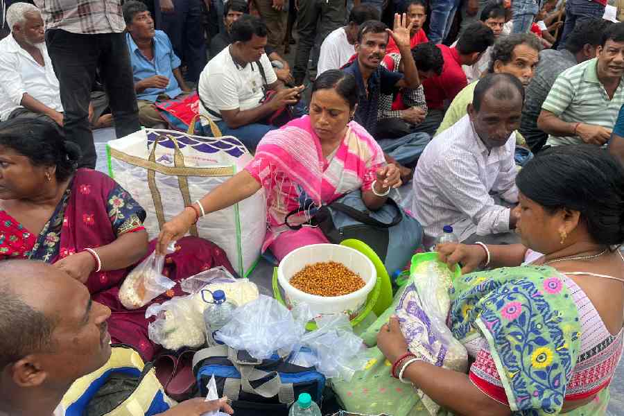 রাস্তায় বসে খাচ্ছেন তৃণমূলের কর্মী-সমর্থকেরা।