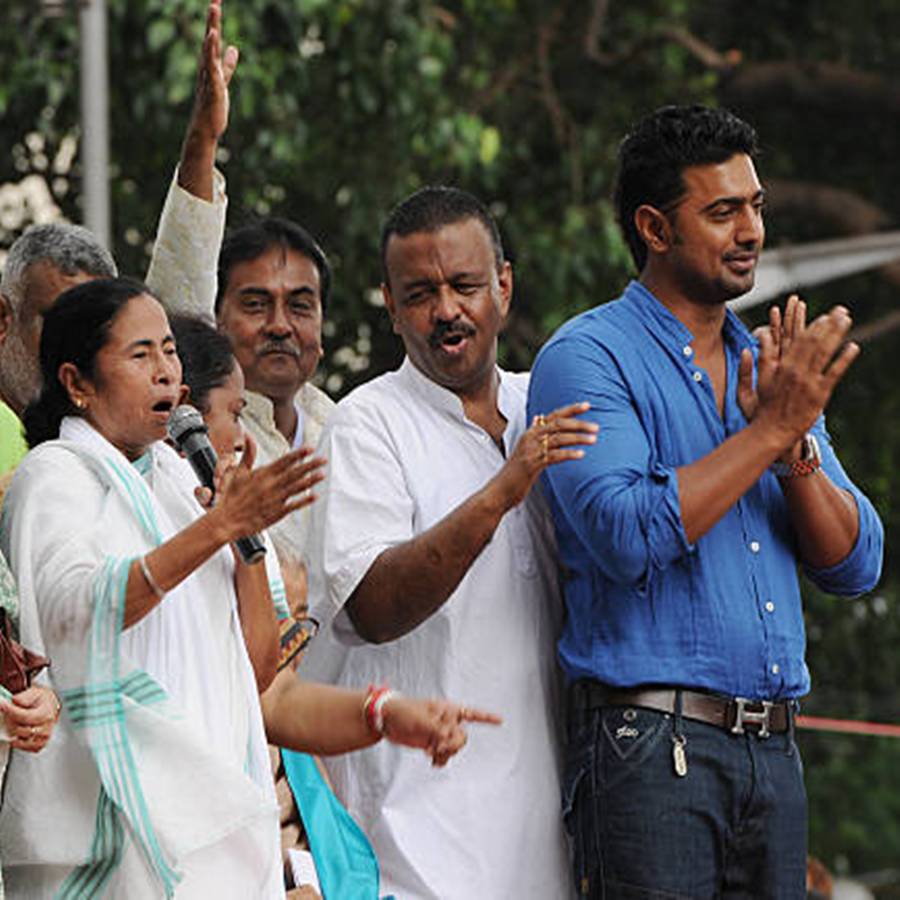 প্রতি বছর মুখ্যমন্ত্রী মমতা বন্দ্যোপাধ্যায়ের পাশে বিনোদন দুনিয়া এ ভাবেই থাকে।