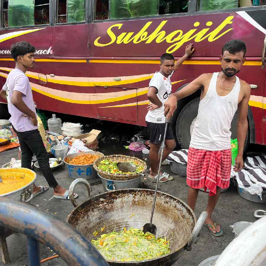 মল্লিকবাজার থেকে মৌলালি যাওয়ার রাস্তায় ব্যারিকেড করে চলছে রান্না। সোমবার সকালে।