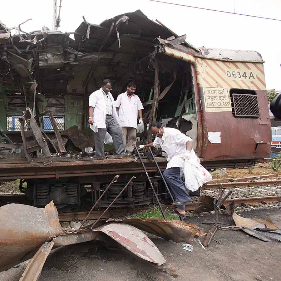 In 2006 Mumbai Train Blasts Bombay high Court acquits 12 dgtl