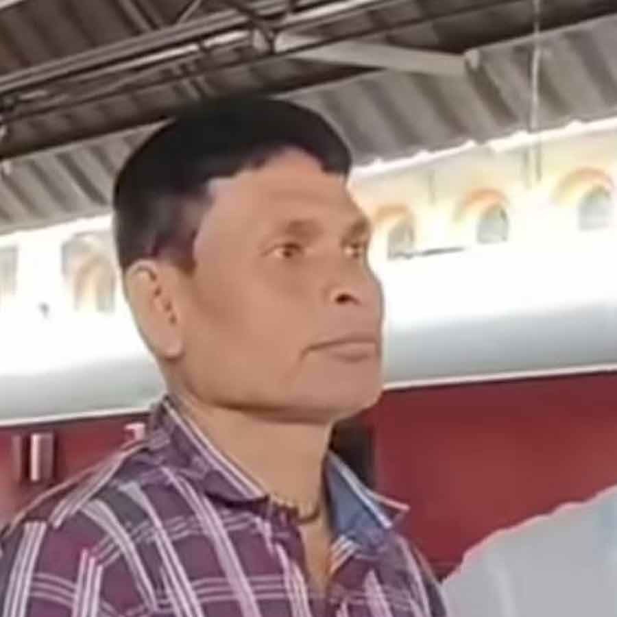 রাজবংশী সমাজের প্রতিনিধি উত্তম ব্রজবাসী।