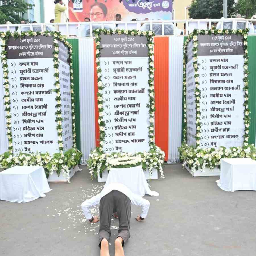 নতজানু হয়ে শহিদ-প্রণাম অভিষেক বন্দ্যোপাধ্যায়ের।