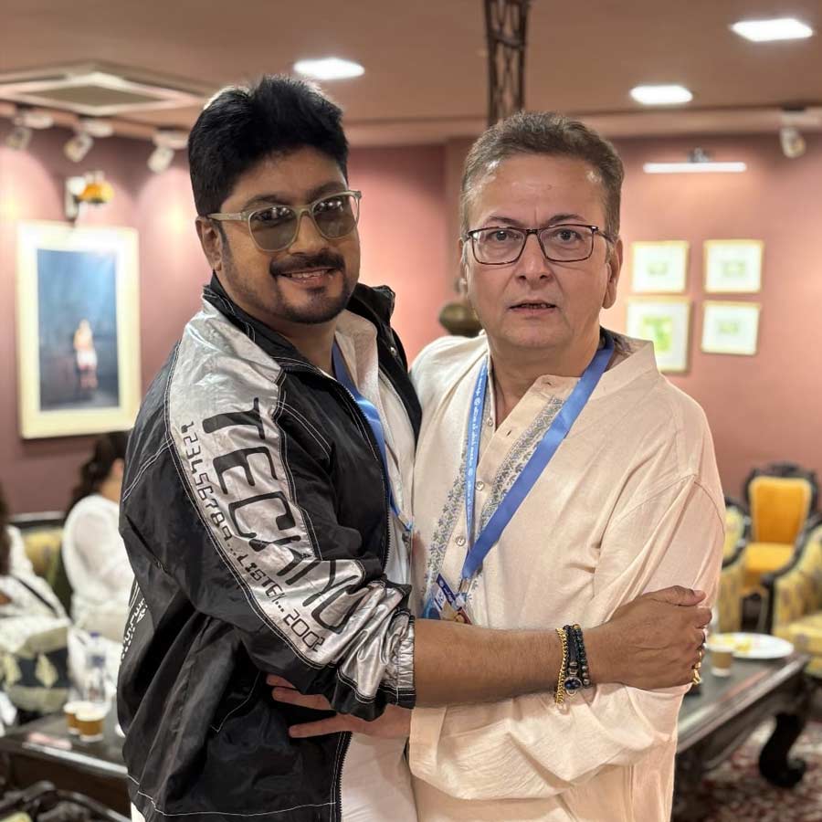 মুখোমুখি হতেই আলিঙ্গনে বাঁধা পড়লেন দিগন্ত বাগচী, ভরত কল।