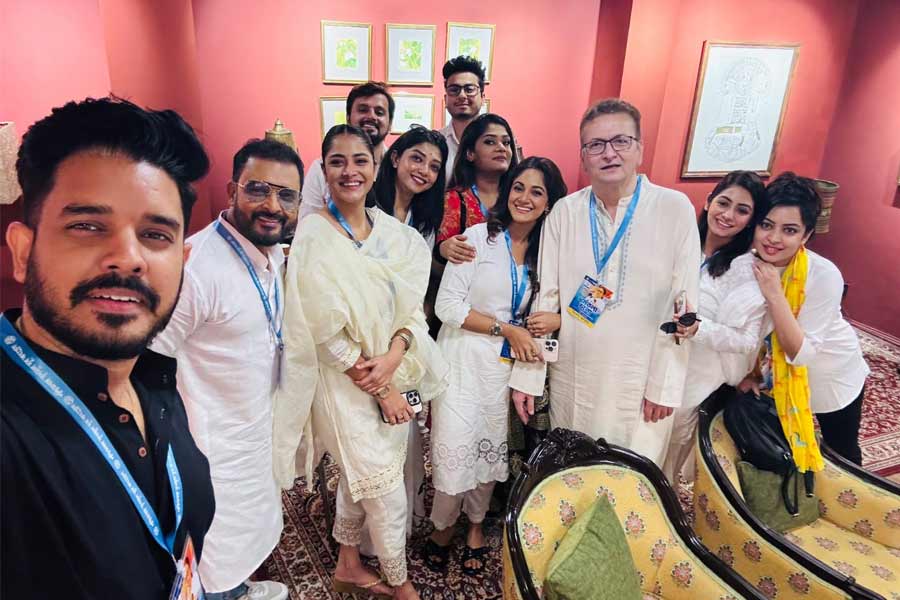 একটা নিজস্বী হয়ে যাক...