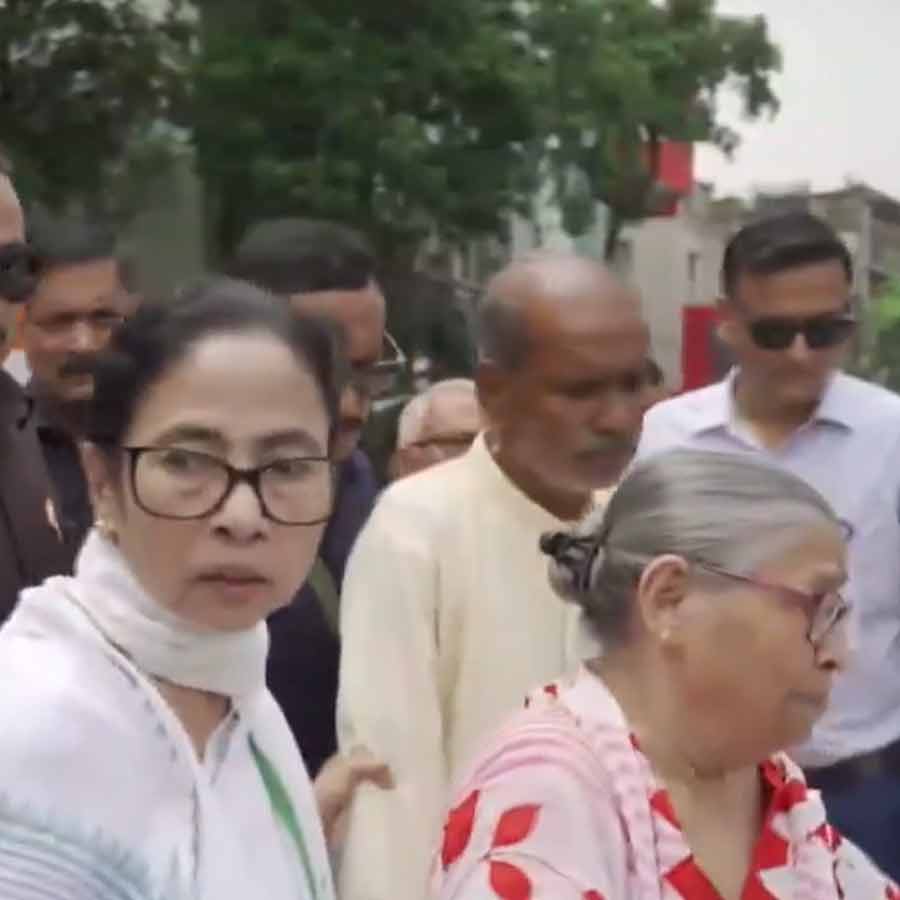 বিতান অধিকারীর মায়ের সঙ্গে তৃণমূলনেত্রী মমতা বন্দ্যোপাধ্যায়।