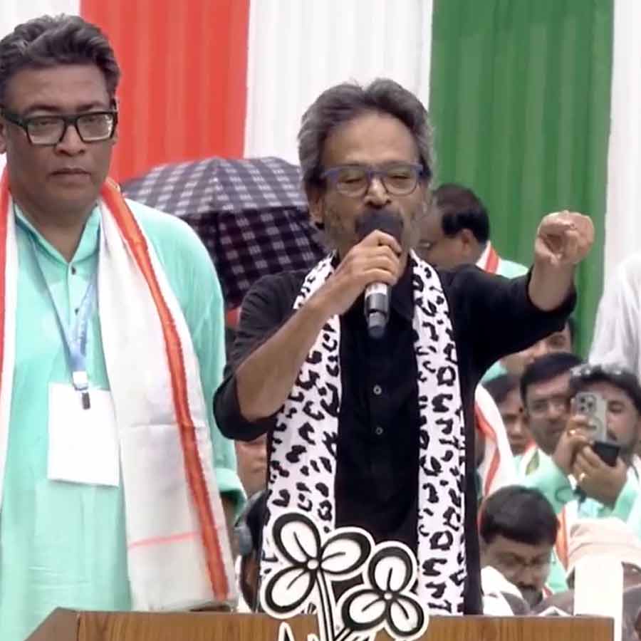 মন্ত্রী-গায়ক ইন্দ্রনীল সেনের পাশে গাইছেন নচিকেতা চক্রবর্তী।