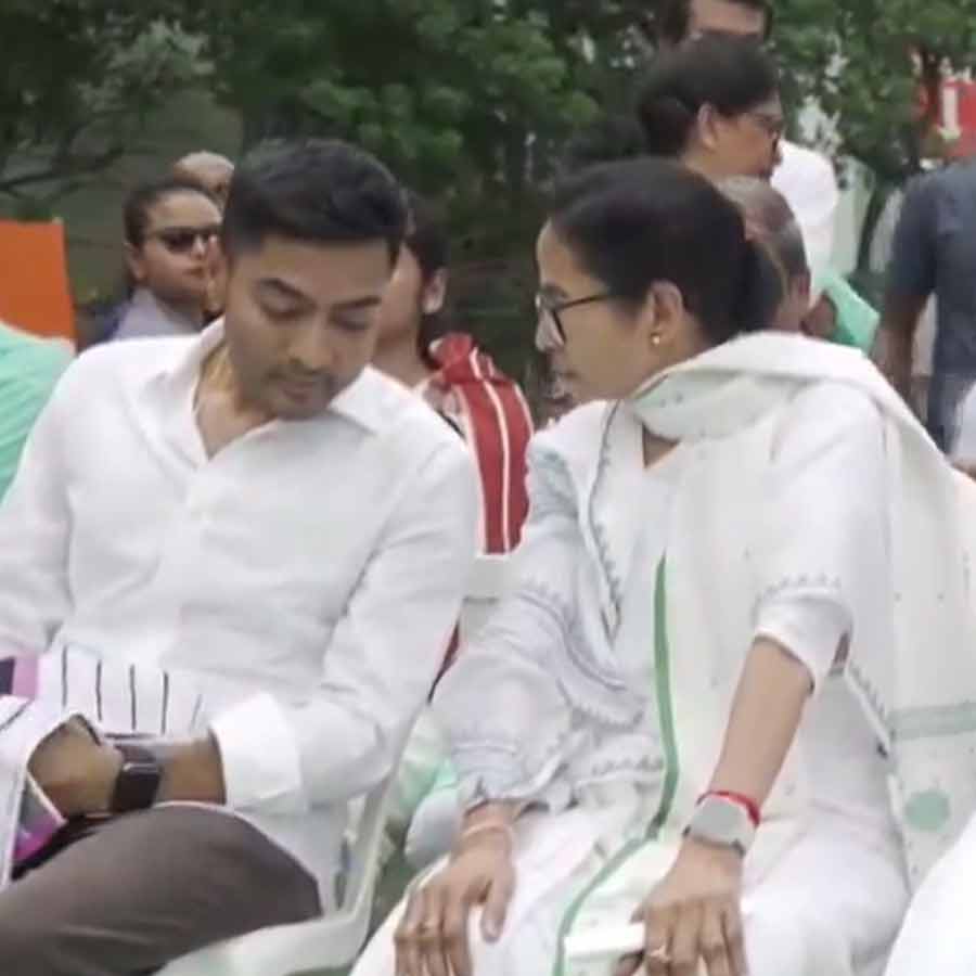 মঞ্চে মমতা-অভিষেক পাশাপাশি।