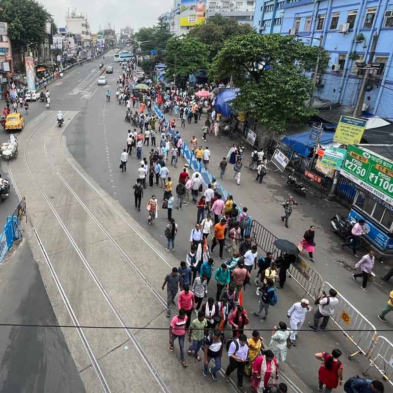 মৌলালির কাছে সোমবার সকালে বাসের অপেক্ষায় নিত্যযাত্রীরা। রাস্তা প্রায় ফাঁকা।
