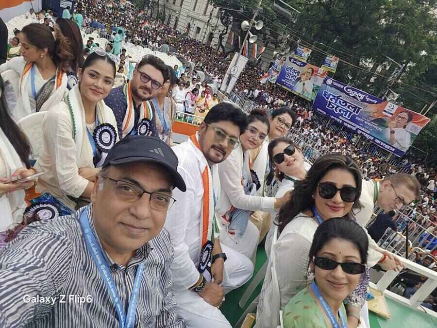 পরিচালক অরিন্দম শীলের মুঠোফোনে বন্দি টলিউড।