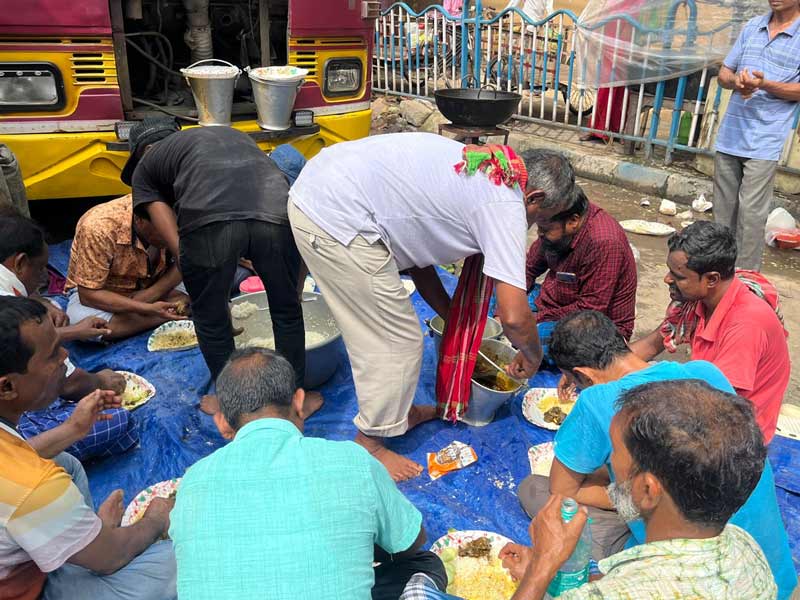 পাত পেড়ে বসে মাংস-ভাত (মূলত চিকেনকষা) খাচ্ছেন তৃণমূল কর্মী-সমর্থকেরা।