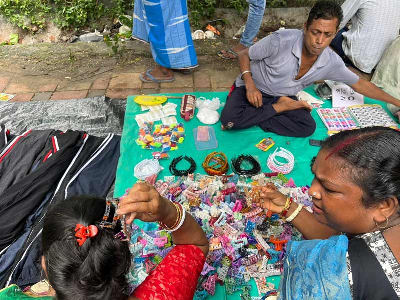 ইডেন গার্ডেন্সের সামনে বসা মেলায় কেনাকাটা করছেন তৃণমূল কর্মী-সমর্থক মহিলারা।