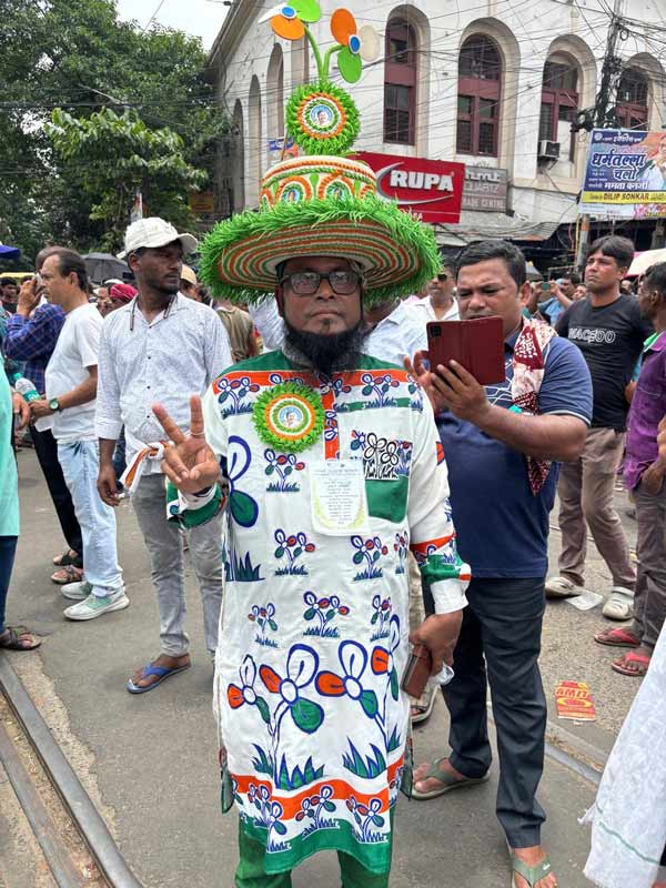হুগলির খানাকুলের বাসিন্দা তৈবুর মণ্ডল।
