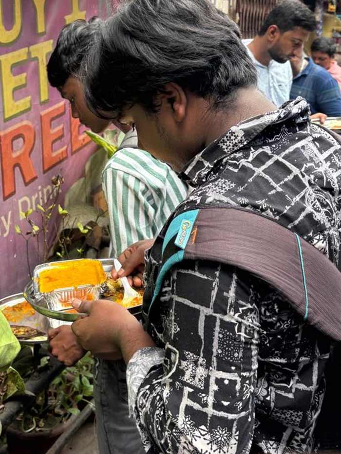 ডেকার্স লেনে খিচুড়ি খাচ্ছেন তৃণমূল কর্মী-সমর্থকেরা।