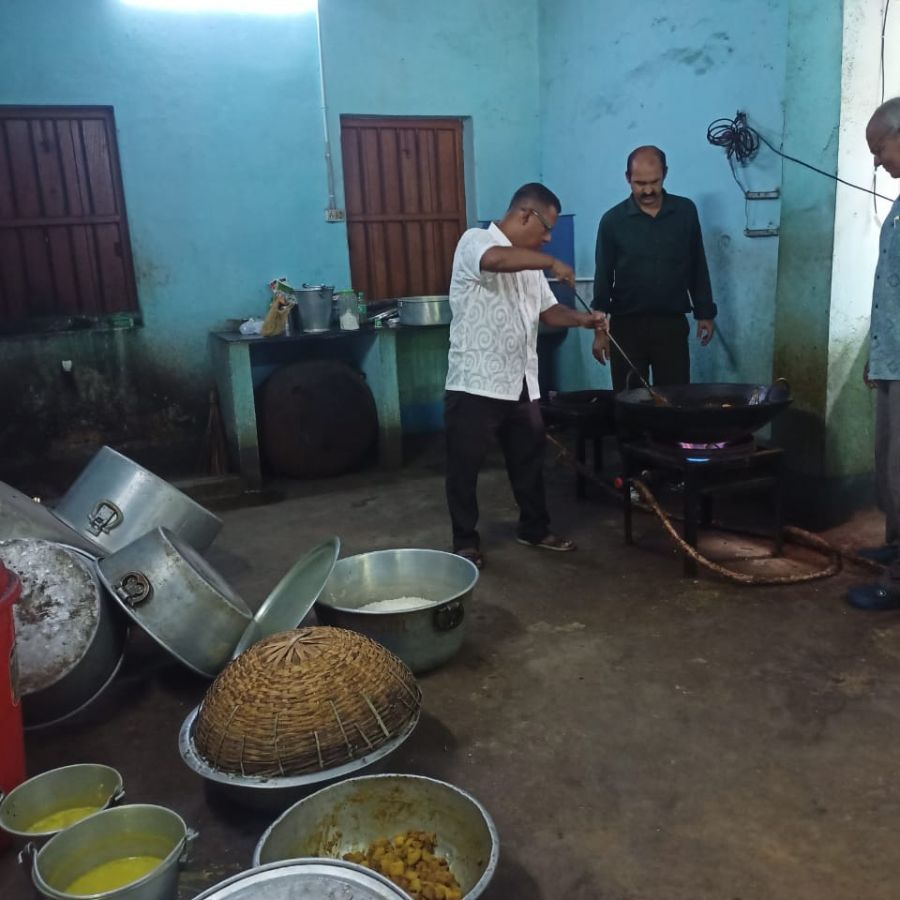 মিড ডে মিলের রান্নায় শিক্ষকরা।