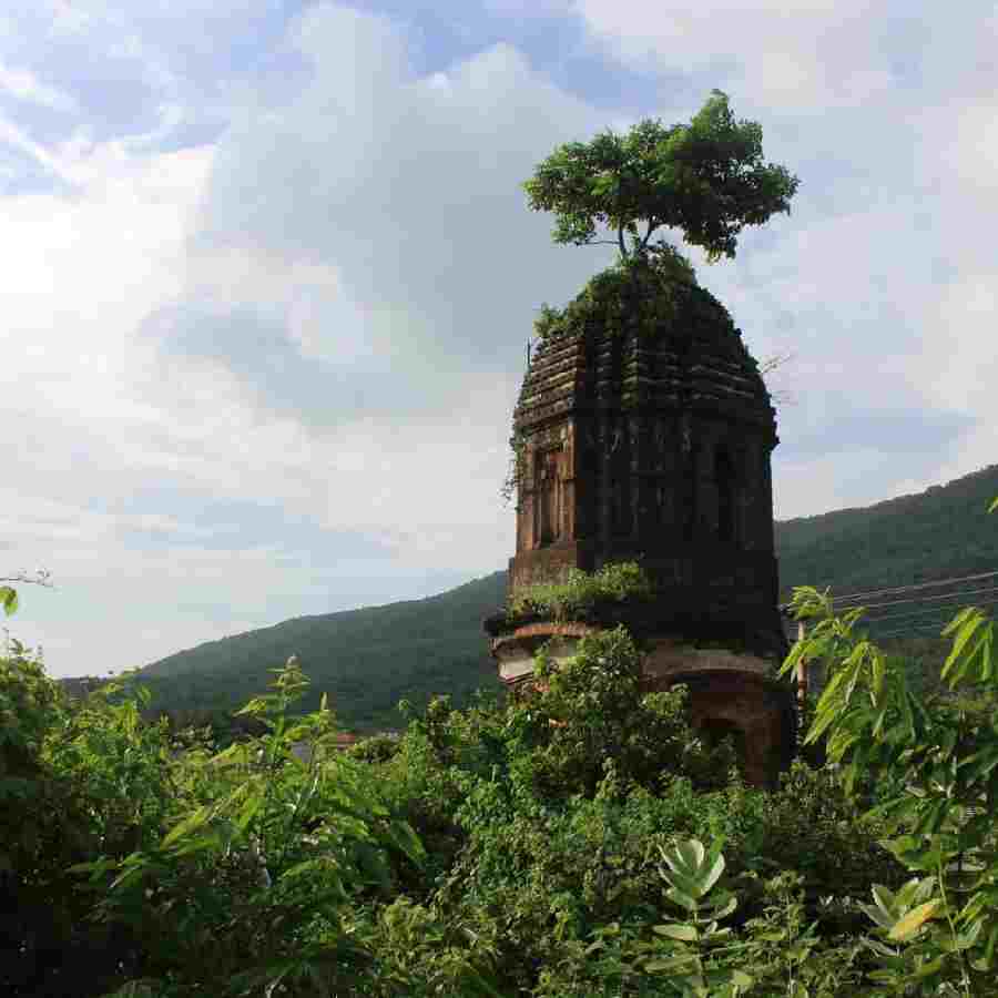 প্রাচীন গড়ের ধ্বংসাবশেষ।