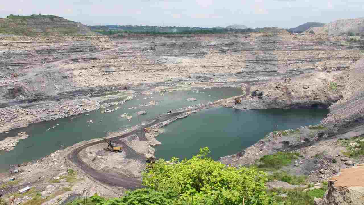 খোলা মুখের কয়লাখনিতে জল জমে এমনই দেখায়।