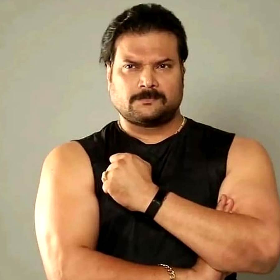 দরজা ভাঙার অভিনব কায়দার কারণে টেলিভিশনের পর্দায় ট্রেডমার্ক গড়ে তুলেছিলেন তিনি। কঠিন পরিস্থিতির উদয় হলে ডাক পড়ত তাঁর। ‘দয়া, দরওয়াজ়া তোড়’ এই সংলাপও কম সময়ের মধ্যে লোকমুখে ছড়িয়ে পড়ে। এই সংলাপের জনপ্রিয়তার নেপথ্যে রয়েছেন দয়ানন্দ চন্দ্রশেখর শেট্টী, জনপ্রিয় হিন্দি ধারাবাহিকের চরিত্র ইনস্পেক্টর দয়া।