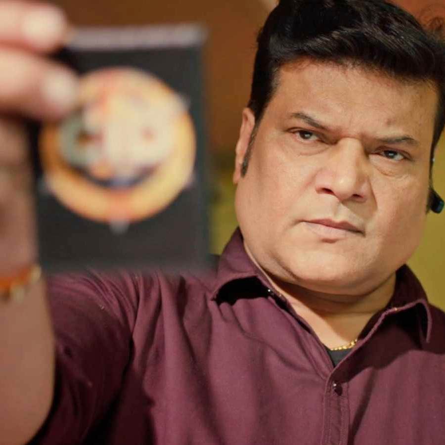 ১৯৯৮ সাল থেকে ছোট পর্দায় সম্প্রচার শুরু হয়েছে ‘সিআইডি’ ধারাবাহিকের। দু’দশক ধরে এই ধারাবাহিকের সঙ্গে ওতপ্রোত ভাবে জড়িয়ে রয়েছেন দয়ানন্দ। বড় পর্দায় অভিনয় করলেও ওই ধারাবাহিকের মাধ্যমেই রাতারাতি পরিচিতি তৈরি হয়ে যায় তাঁর। অথচ অভিনয় নিয়ে কেরিয়ার গড়ার কোনও স্বপ্নই ছিল না তাঁর।