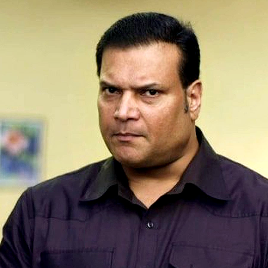 ছোট থেকেই খেলাধুলার প্রতি টান ছিল দয়ানন্দের। ১৯৯৬ সালে মহারাষ্ট্রে ডিসকাস ছোড়ার এক প্রতিযোগিতায় বিজয়ী হয়েছিলেন তিনি। পাশাপাশি নাটক এবং বিজ্ঞাপনে অভিনয়ও করতেন। কিন্তু পেশা হিসাবে খেলোয়াড়ের জীবনকেই বেছে নিতে চেয়েছিলেন।