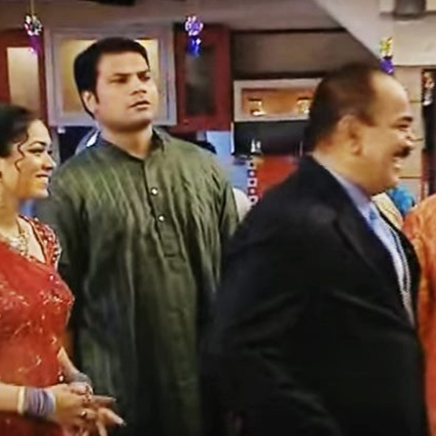 স্বপ্নপূরণ হয়নি দয়ানন্দের। খেলতে গিয়ে পায়ে চোট পেয়েছিলেন। সেখান থেকে খেলাধুলা নিয়ে কেরিয়ার তৈরির স্বপ্ন চিরতরে মিলিয়ে যায়। শেষ পর্যন্ত অভিনয়ের দিকেই ঝুঁকে পড়েন তিনি।