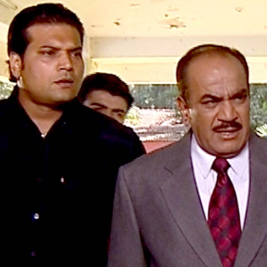 জনপ্রিয় ধারাবাহিক শেষ হওয়ার পর আবার ছ’বছরের অপেক্ষা। ওটিটির পর্দায় নতুন ভাবে ফিরে এসেছে ‘সিআইডি’। সঙ্গে ফিরে এসেছেন দয়ানন্দ। তাঁর সঙ্গে আবার নতুন করে ফিরে এসেছে অভিনেতাকে জড়িয়ে থাকা পুরনো বিতর্ক-সমালোচনাও।