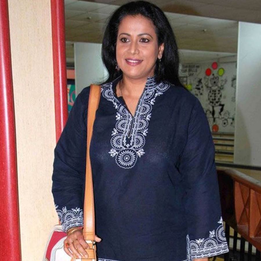 হিন্দি ধারাবাহিকের পাশাপাশি বড়পর্দায় অভিনয় করেছেন মোনা আম্বেগাওকর। কানাঘুষো শোনা যেতে থাকে যে, মোনার সঙ্গে নাকি পরকীয়া সম্পর্কে জড়িয়ে পড়েছিলেন দয়ানন্দ। এমনকি, সেই সম্পর্ক থেকে এক কন্যাসন্তানেরও জন্ম দিয়েছিলেন মোনা।