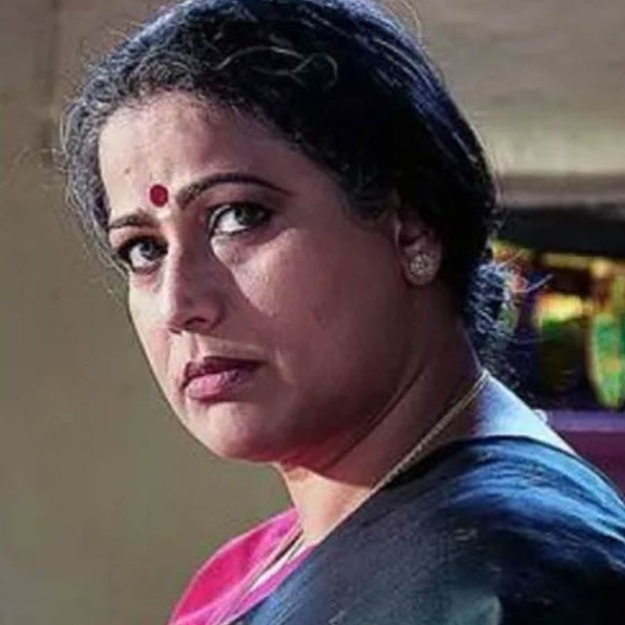 ‘সিআইডি’ ধারাবাহিকের মাধ্যমে দয়ানন্দের সঙ্গে আলাপ হয়েছিল মোনার। এই ধারাবাহিকে ফরেন্সিক বিশেষজ্ঞ অঞ্জলিকা দেশমুখের চরিত্রে অভিনয় করতে দেখা গিয়েছে মোনাকে। মোনার সঙ্গে দয়ানন্দের বেশ ভাল সম্পর্ক ছিল।