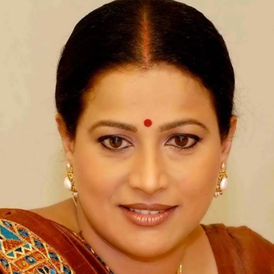 ধারাবাহিক চলাকালীন অন্তঃসত্ত্বা হয়ে পড়েছিলেন মোনা। ২০০৫ সালে কন্যাসন্তানের জন্ম দিয়েছিলেন তিনি। কিন্তু তিনি ছিলেন অবিবাহিতা। সন্তানের পিতৃপরিচয় নিয়ে প্রশ্নের সম্মুখীন হতে হয়েছিল মোনাকে।