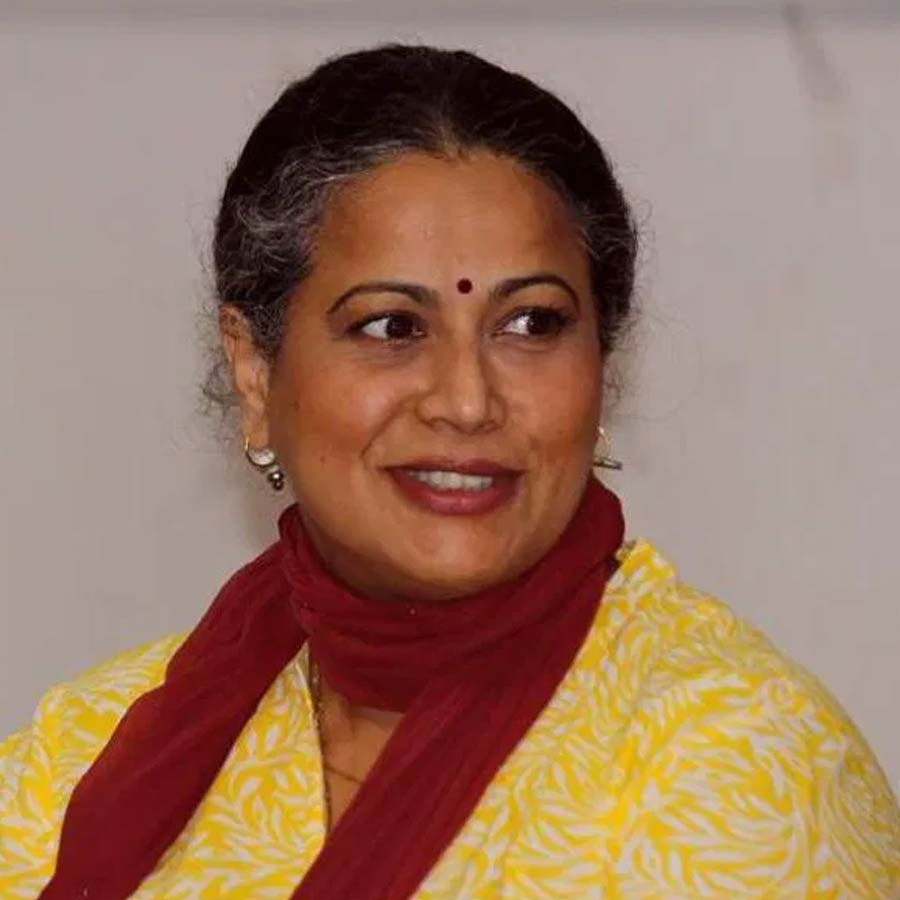 সন্তানের পিতার নাম কোনও ভাবেই প্রকাশ্যে আনতে চাননি মোনা। এক পুরনো সাক্ষাৎকারে এই প্রসঙ্গে অভিনেত্রী বলেছিলেন, ‘‘আমার সন্তান হয়েছে সে বিষয় নিয়ে জানাজানি হতেই পারে। কিন্তু আমি ওর পিতৃপরিচয় নিয়ে কোনও রকম আলোচনা করতে চাই না। ওর পিতা চাইলে নিজে থেকেই সেই পরিচয় স্বীকার করবে।’’