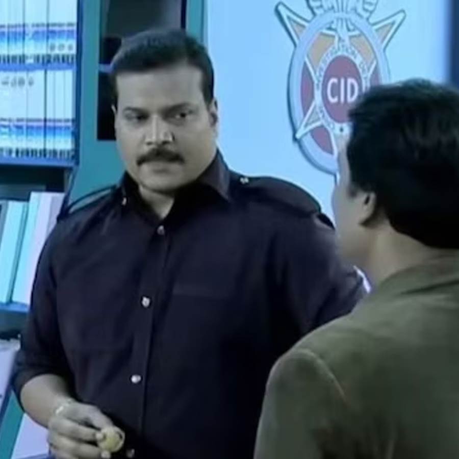 কন্যাসন্তানের জন্মের পর মোনার সঙ্গে দয়ানন্দের পরকীয়া সম্পর্ক নিয়ে জলঘোলা হতে শুরু করেছিল। ঘনিষ্ঠ সূত্রের দাবি, এই ধারাবাহিক থেকে দু’জনের প্রেমের সম্পর্ক। মোনাও নাকি তাঁর ঘনিষ্ঠমহলে স্বীকার করেছিলেন যে, দয়ানন্দ তাঁর সন্তানের পিতা। কিন্তু আনুষ্ঠানিক ভাবে ঘোষণা করে কিছুই জানাননি অভিনেত্রী।