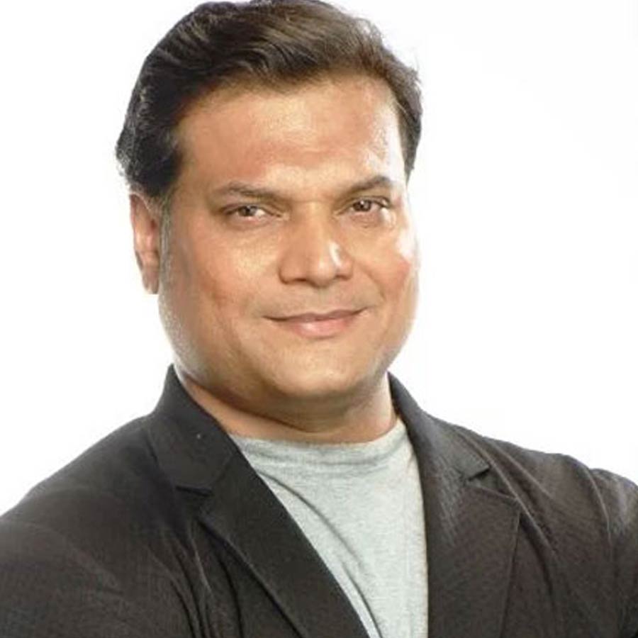 অন্য দিকে বিবাহ-বহির্ভূত সম্পর্কে থাকার অভিযোগ উঠলে তা অস্বীকার করেছিলেন দয়ানন্দ। সাক্ষাৎকারে তিনি এই প্রসঙ্গে বলেছিলেন, ‘‘আমার সঙ্গে মোনার নাম জড়িয়ে নানা রকম কথা ছড়িয়ে পড়ছে। ওর সঙ্গে কাজ ছাড়া আর কোনও সম্পর্ক ছিল না আমার। তা ছাড়া আমি বিবাহিত।’’