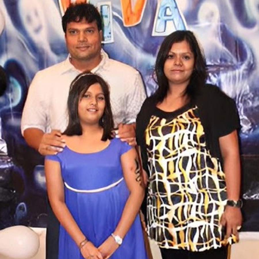 স্মিতা শেট্টী নামে এক তরুণীকে বিয়ে করেছেন দয়ানন্দ। তাঁদের এক কন্যাসন্তানও রয়েছে। বর্তমানে ‘সিঙ্গল মাদার’ মোনা। ব্যক্তিগত সম্পর্ক নিয়ে আলোচনা করতে এখনও রাজি নন অভিনেত্রী। তাঁর কন্যার পিতা আসলে কে তা রহস্যই রয়ে গিয়েছে।