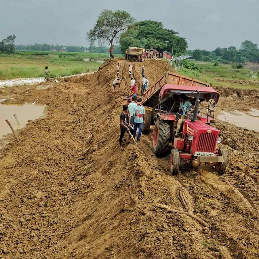 ব্রাহ্মণী নদীতে রামপুরে ভেঙে যাওয়া বাঁধ মেরামতির কাজ চলছে জোরকদমে।