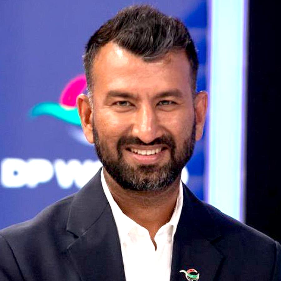 এ বার একুশ শতকের ভারত-ইংল্যান্ড সম্মিলিত সেরা টেস্ট দল বেছে নিলেন পুজারা। কিন্তু সেই দলে ঠাঁই পাননি অনেক নামী তারকাই। পুজারার বেছে নেওয়া দলে নেই সচিন তেন্ডুলকর, মহেন্দ্র সিংহ ধোনি, জেমস অ্যান্ডারসন বা অ্যালিস্টার কুকদের নাম। আর এখানেই তৈরি হয়েছে বিতর্ক।