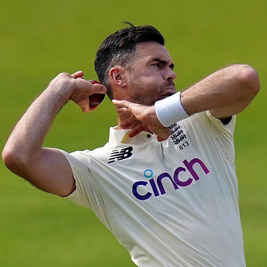 ভারতীয় তারকার বেছে নেওয়া একাদশে ঠাঁই হয়নি ইংল্যান্ডের সর্বকালের সেরা জোরে বোলার জেমস অ্যান্ডারসনেরও। ভারতের বিরুদ্ধে ৩৯ ম্যাচে ১৪৯ উইকেট নিয়েছেন ডানহাতি তারকা।