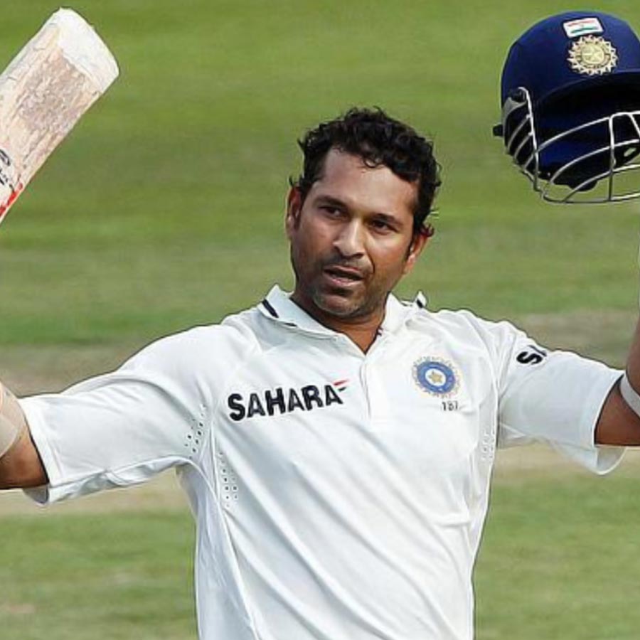 ইংল্যান্ডের বিরুদ্ধে ৩২টি টেস্ট খেলেছেন সচিন তেন্ডুলকর। রান করেছেন ২৫৩৫। শতরান সাতটি। ব্যাটিং গড় প্রায় ৫২। এ-হেন ‘ক্রিকেট ঈশ্বর’কেও দলে রাখেননি পুজারা। কারা জায়গা পেলেন পুজারার সেরা সম্মিলিত একাদশে? দেখে নেওয়া যাক।