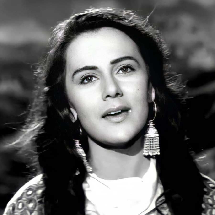 ডাকসাইটে সুন্দরী বলি অভিনেত্রীর স্বামীর বোন। চলচ্চিত্রজগতের সঙ্গে বিস্তর যোগাযোগ ছিল তাঁর। এক বলি নায়কের ভাইয়ের সঙ্গে কাজের সূত্রে আলাপ হওয়ার পর ঘনিষ্ঠতা আরও বেড়ে গিয়েছিল সেই নায়িকার। বয়সে ১৬ বছরের বড় সেই পরিচালক ছিলেন বিবাহিত। তাঁর সঙ্গেই দীর্ঘ কাল একত্রবাস করেছিলেন অভিনেত্রী। এমনকি, প্রেমিকের মৃত্যুর পর তাঁর সম্পত্তির ভাগও পেয়েছিলেন তিনি। সেই কারণেই নাকি পরিচালকের পুত্রদের হাতে খুন হতে হয়েছিল বলি নায়িকা প্রিয়া রাজবংশকে।