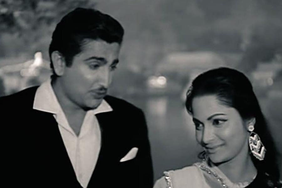 ১৯৩৬ সালে শিমলায় জন্ম প্রিয়ার। বলি অভিনেত্রী ওয়াহিদা রহমানের স্বামী কমলজিৎ সিংহ ছিলেন প্রিয়ার দাদা। শিমলায় বাবা-মা এবং দুই দাদার সঙ্গে থাকতেন প্রিয়া। স্কুলের পড়াশোনা শেষ হওয়ার পর সেখানকার কলেজ থেকে স্নাতক হয়েছিলেন তিনি।